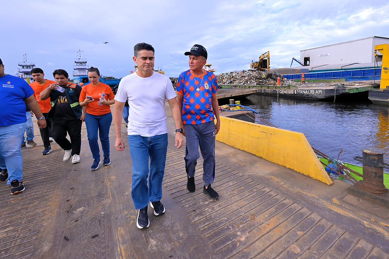 No momento, você está visualizando David Almeida lidera operação que retira 350 toneladas de lixo do rio Negro e consolida política ambiental com 14 ecobarreiras em Manaus