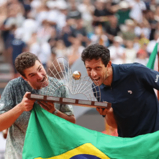 João Fonseca e Marcelo Melo garantem título de duplas do Rio Open
