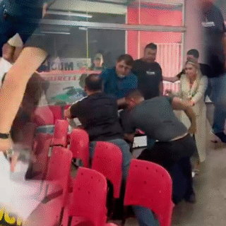 Advogado e policiais civis entram em luta corporal em delegacia de Manaus