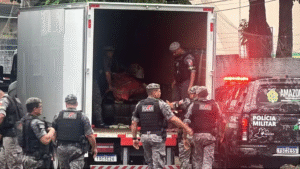 Leia mais sobre o artigo Policiais militares são presos em Manaus com cerca de três toneladas de drogas