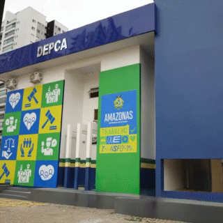 Pai é preso suspeito de queimar filhos com objetos de metal em Manaus