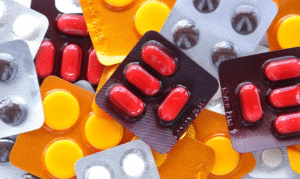 Leia mais sobre o artigo Cmed multa distribuidoras de medicamentos e defende regulamentação