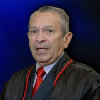 Ex-desembargador do AM condenado por estupro se entrega à polícia em Manaus