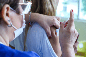 Leia mais sobre o artigo Prefeitura de Manaus amplia oferta da vacina contra influenza para o público geral a partir desta terça-feira