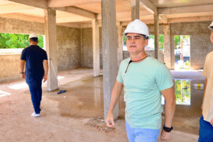 Leia mais sobre o artigo David Almeida vistoria obras estratégicas da saúde no bairro Aleixo