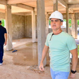 David Almeida vistoria obras estratégicas da saúde no bairro Aleixo