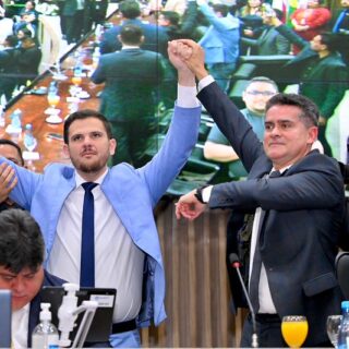 David Almeida deixa Prefeitura com casa lotada, transfere comando e se posiciona como pré-candidato ao Governo do Amazonas