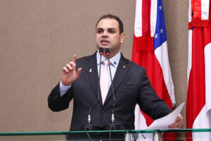 Leia mais sobre o artigo Governador interino Roberto Cidade suspende contratos com empresas ligadas à família e determina nova contratação para garantir serviços