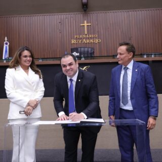 Assembleia Legislativa do AM assume condução do Estado e Roberto Cidade vira governador interino