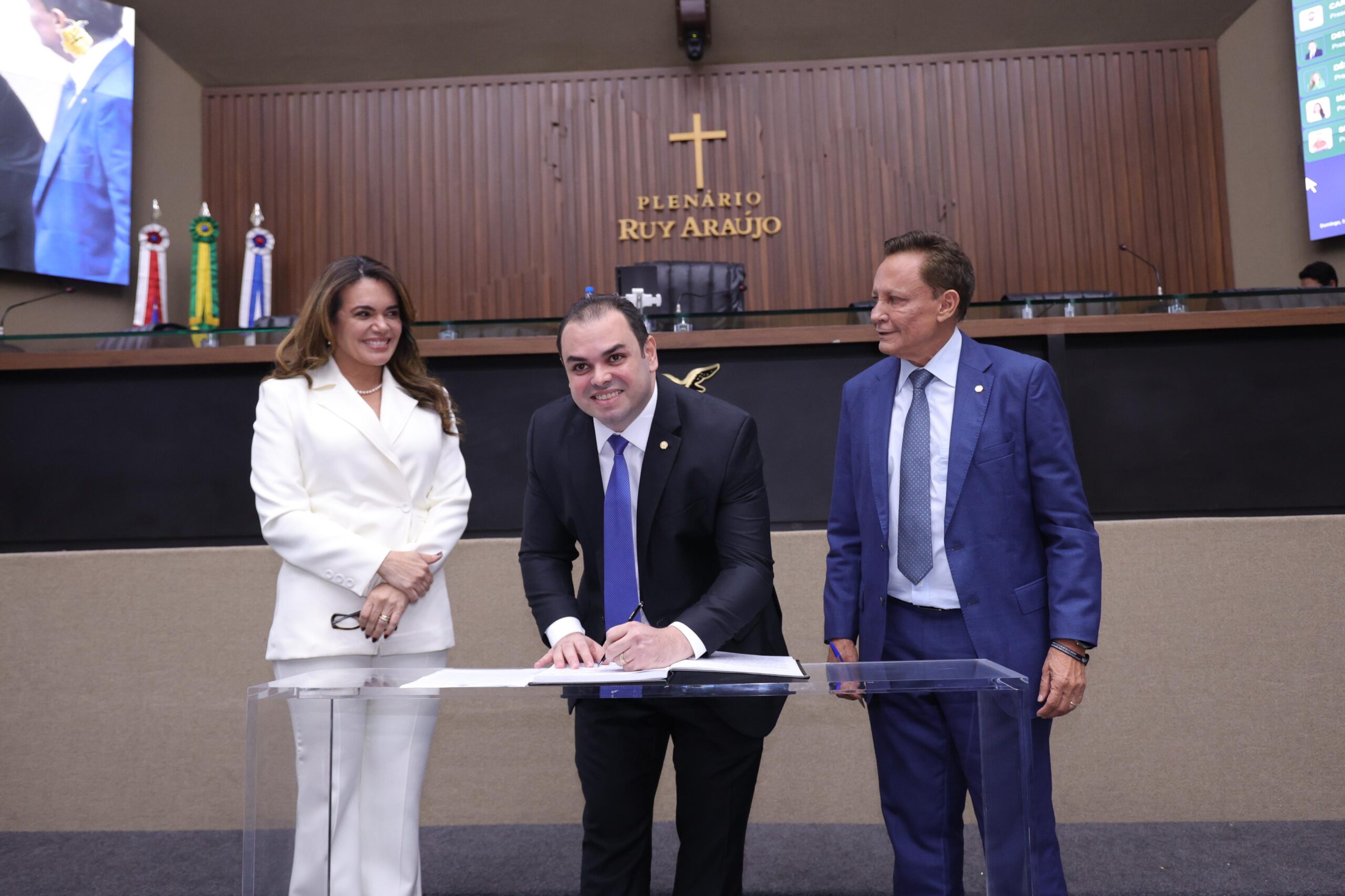No momento, você está visualizando Assembleia Legislativa do AM assume condução do Estado e Roberto Cidade vira governador interino