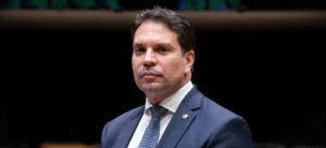 Leia mais sobre o artigo Foragido da Justiça brasileira, Ramagem é preso pelo ICE nos Estados Unidos