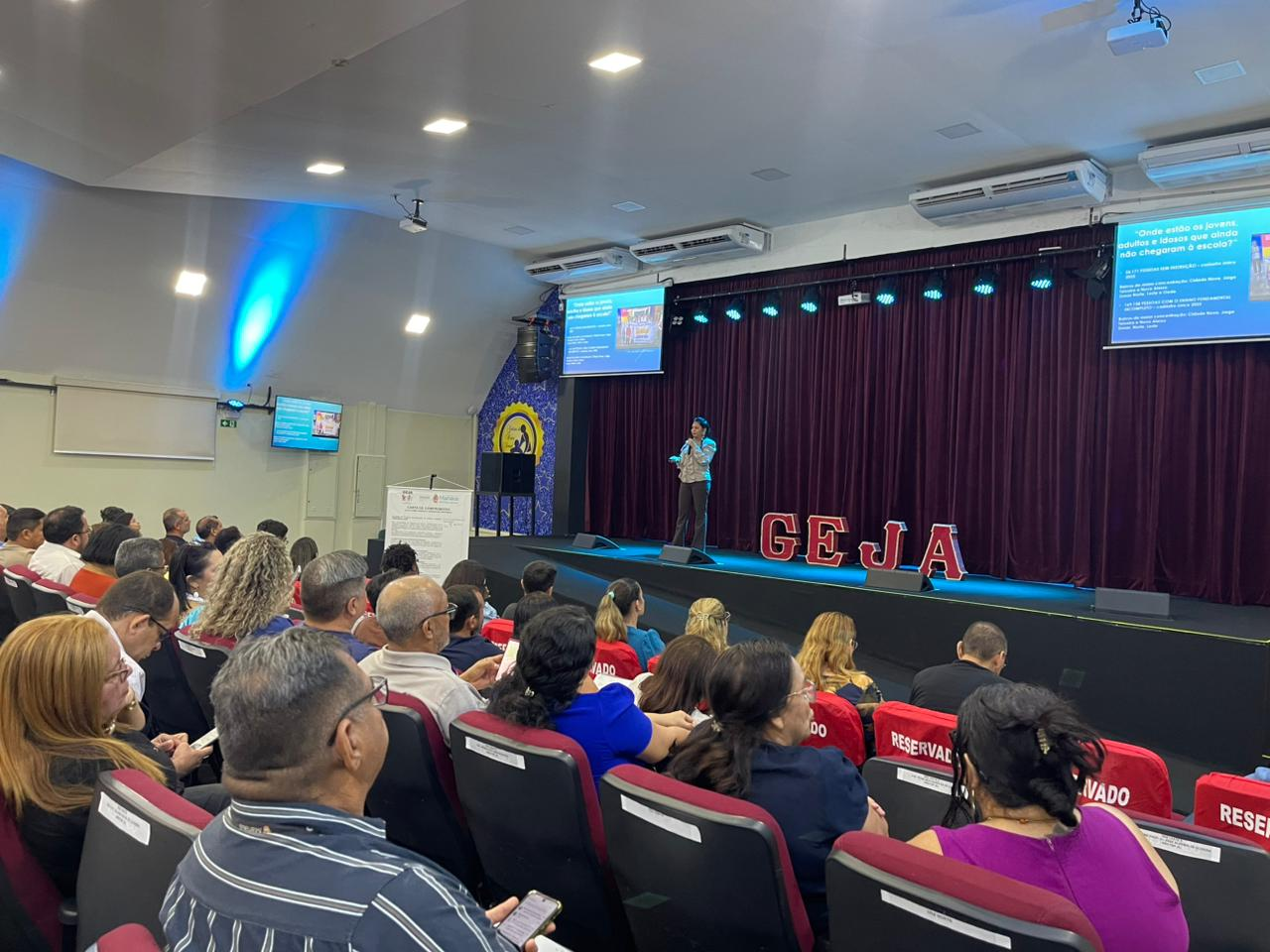 Manaus mobiliza gestores para fortalecer o ensino de jovens e adultos como direito constitucional