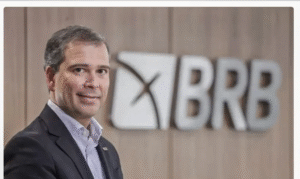 Leia mais sobre o artigo PF prende Paulo Henrique Costa, ex-presidente do BRB, em desdobramento da Operação Compliance Zero