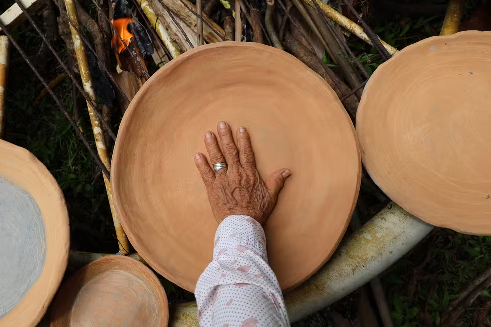 No momento, você está visualizando Memória Viva: Projeto em Tefé Revitaliza a Confecção da Japuna, Cerâmica Ancestral do Amazonas