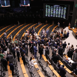 Legislativo reverte veto presidencial e altera cálculo de penas para crimes contra a democracia