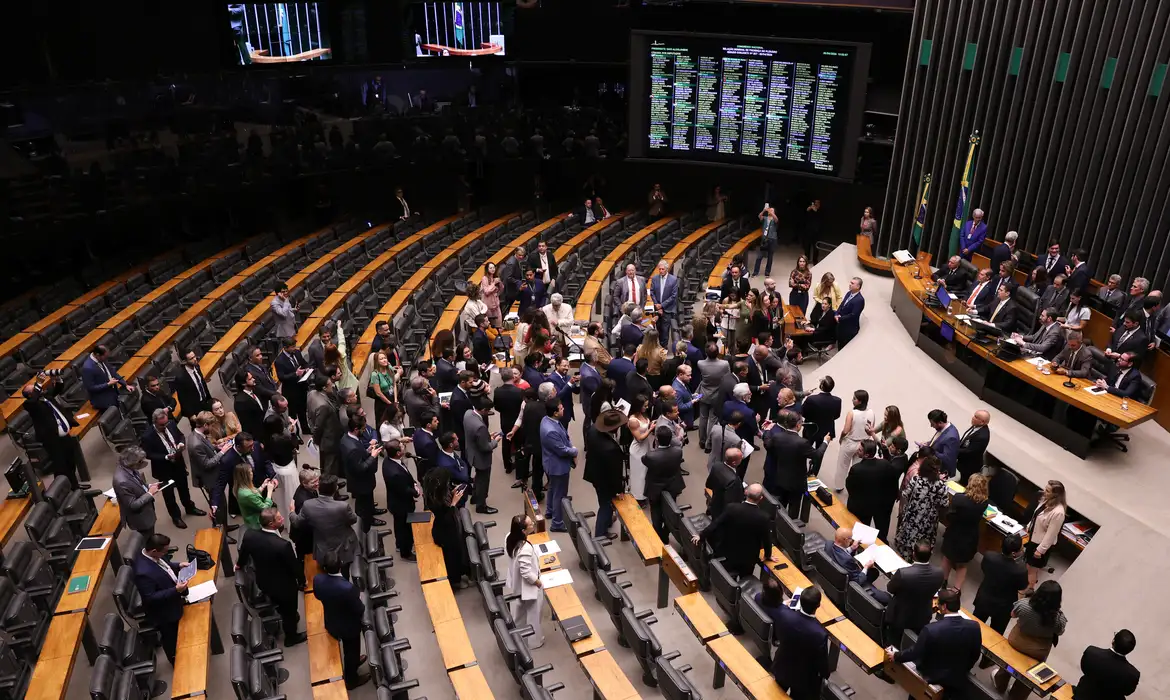 No momento, você está visualizando Legislativo reverte veto presidencial e altera cálculo de penas para crimes contra a democracia