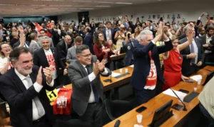 Leia mais sobre o artigo HISTÓRICO: Câmara aprova PEC que acaba com a escala 6×1 e trabalhadores ganham dois dias de folga por semana