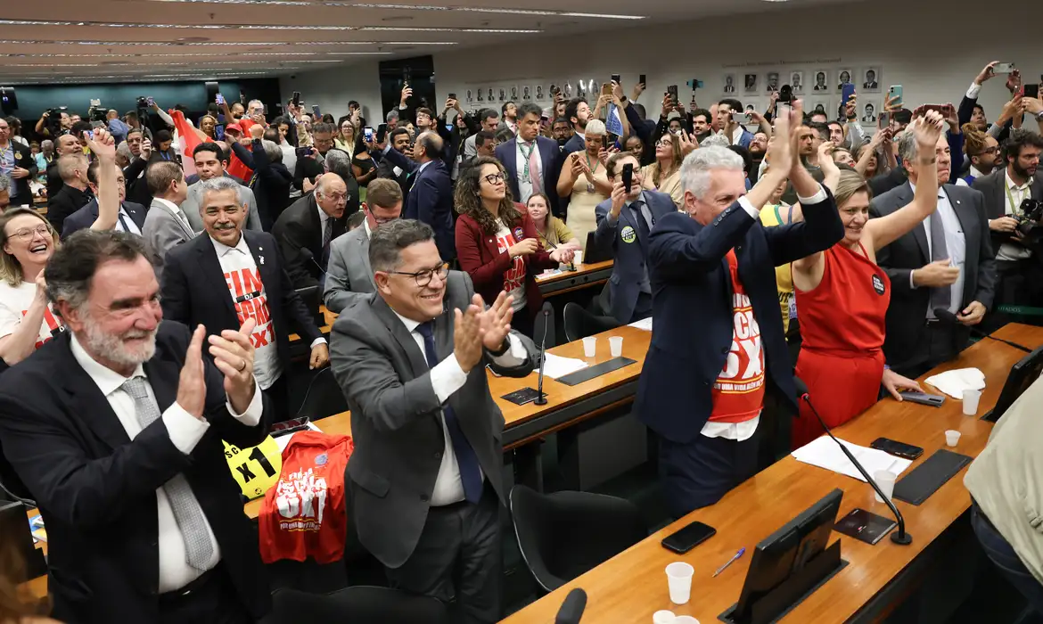 No momento, você está visualizando HISTÓRICO: Câmara aprova PEC que acaba com a escala 6×1 e trabalhadores ganham dois dias de folga por semana