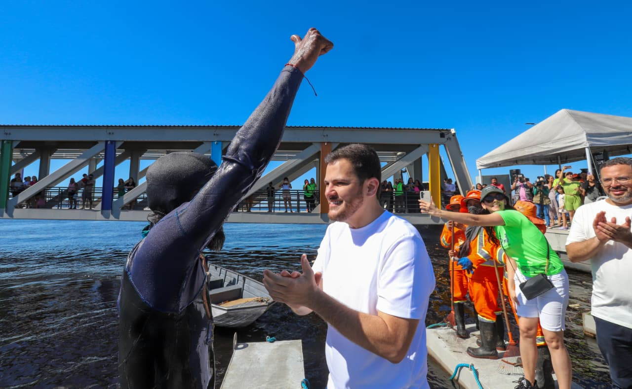 No momento, você está visualizando Manaus se torna o porto seguro da preservação: Prefeito recebe o “Homem-Peixe” em encontro histórico no Mirante Lúcia Almeida