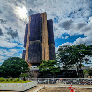 Debate Econômico: Juros Nominais superam Gastos Primários na pressão sobre a Dívida Pública