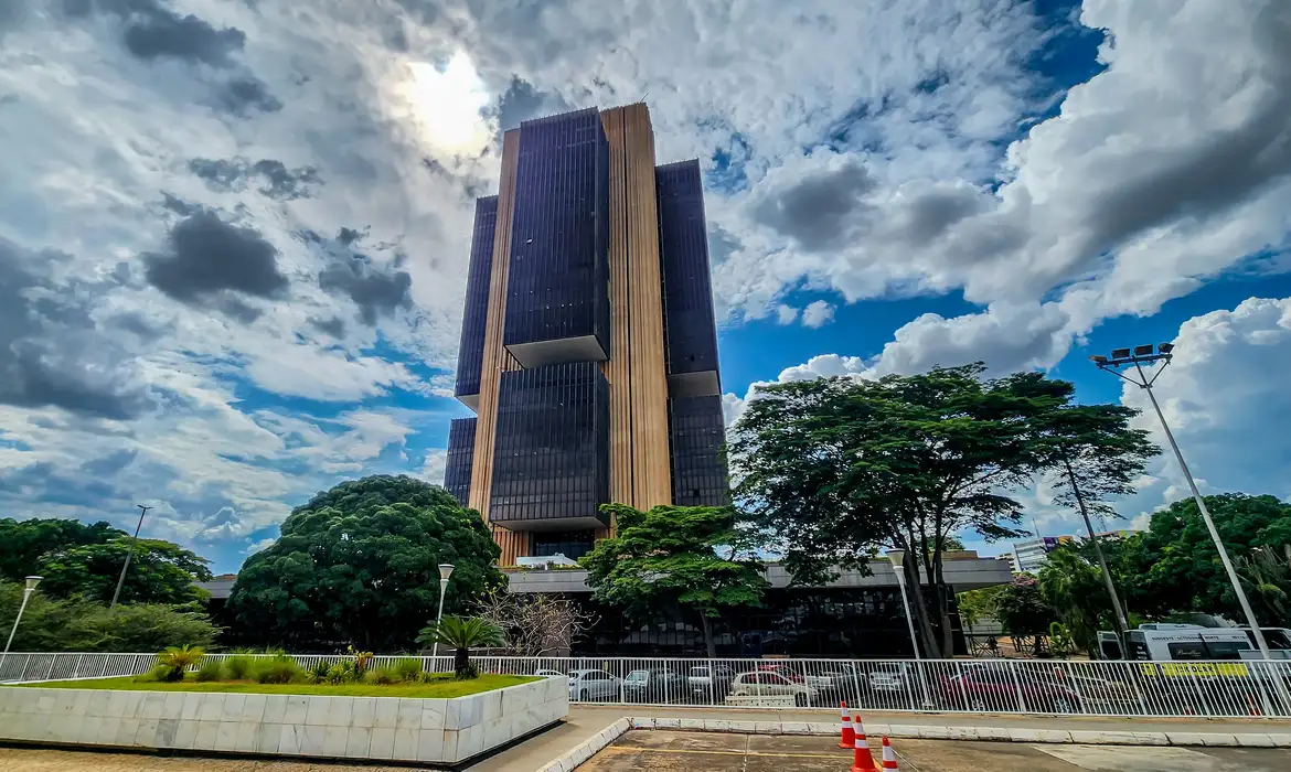 No momento, você está visualizando Debate Econômico: Juros Nominais superam Gastos Primários na pressão sobre a Dívida Pública