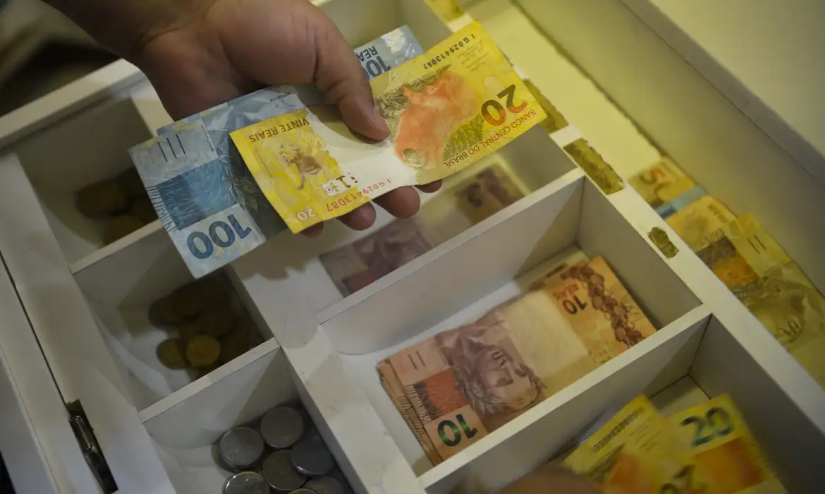 Poder de compra sob pressão: INPC acelera e atinge 4,11% no acumulado de 12 meses
