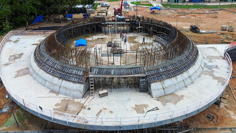 No momento, você está visualizando Avanço Histórico no Turismo Amazônico: Cúpula da Oca Niemeyer Chega a 50% de Execução em Manaus