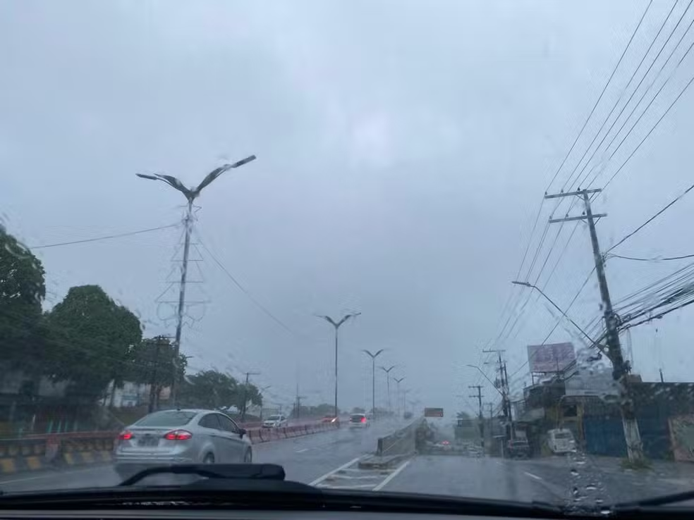 No momento, você está visualizando Chuva severa deixa rastro de alagamentos e ameaça de desabamento em Manaus