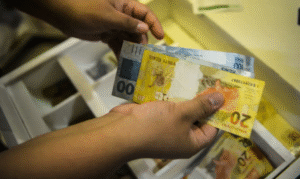 Leia mais sobre o artigo Novo Desenrola atinge R$ 12 bilhões em dívidas revistas e beneficia 1 milhão de brasileiros