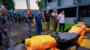 Leia mais sobre o artigo Golpe de R$ 50 milhões: Forças de segurança barram lancha blindada com 2,5 toneladas de drogas no Rio Solimões