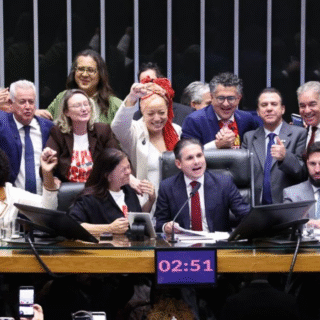 Câmara aprova PEC que extingue escala 6×1; proposta segue para o Senado