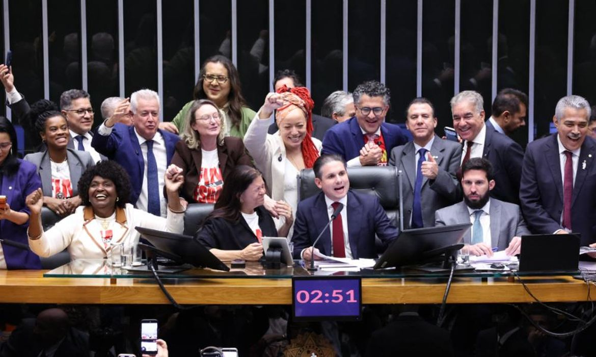 No momento, você está visualizando Câmara aprova PEC que extingue escala 6×1; proposta segue para o Senado