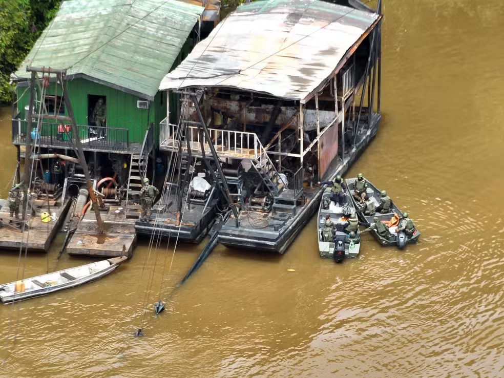No momento, você está visualizando Ofensiva contra o garimpo: 50 dragas são destruídas durante a Operação Ágata Amazônia 2026