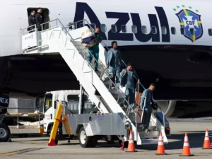 Leia mais sobre o artigo Seleção Brasileira desembarca nos Estados Unidos após “batismo” de avião antes da viagem para a Copa do Mundo