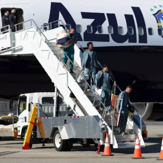 Seleção Brasileira desembarca nos Estados Unidos após “batismo” de avião antes da viagem para a Copa do Mundo