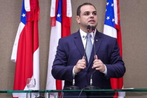 Leia mais sobre o artigo Governador Roberto Cidade propõe salário por até 1 ano para delegados após deixarem cargos de comando