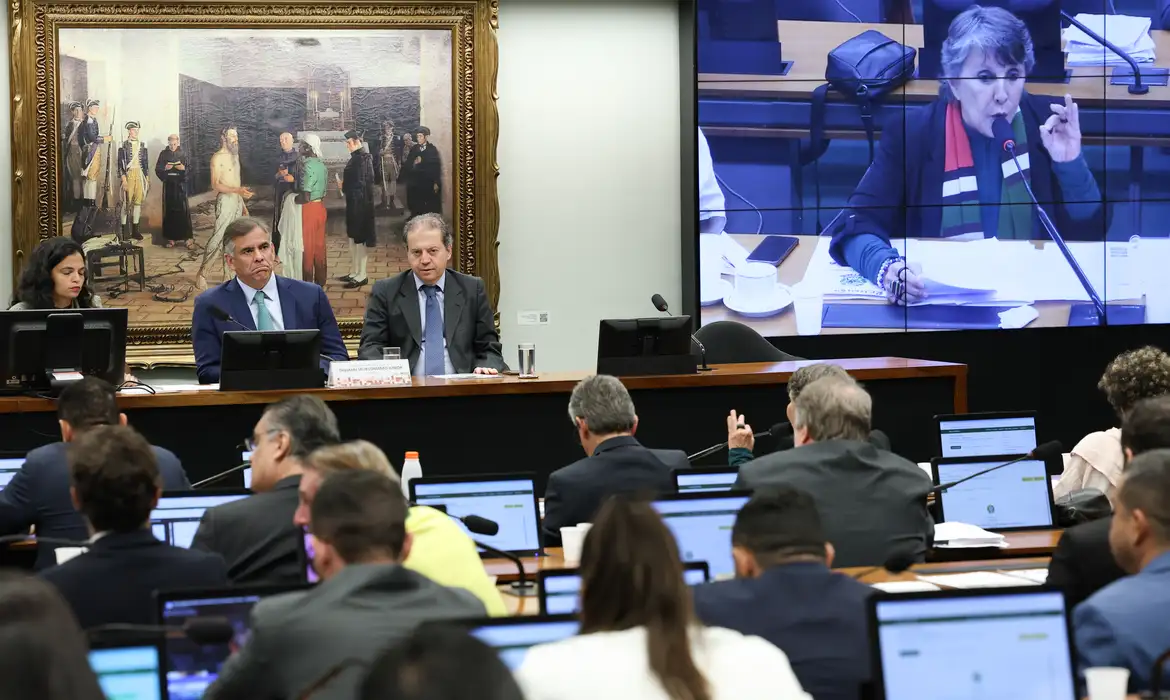 No momento, você está visualizando CCJ da Câmara aprova PEC que reduz maioridade penal para 16 anos