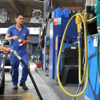 Comércio brasileiro recua 1,5% em abril puxado pela baixa nos combustíveis