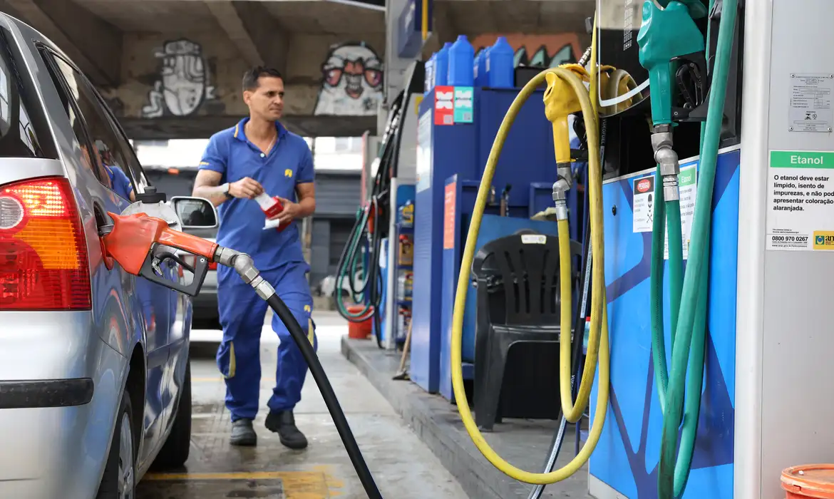 No momento, você está visualizando Comércio brasileiro recua 1,5% em abril puxado pela baixa nos combustíveis