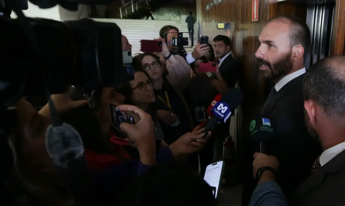No momento, você está visualizando STF Condena Ex-Deputado Eduardo Bolsonaro a 4 Anos de Prisão e Inelegibilidade