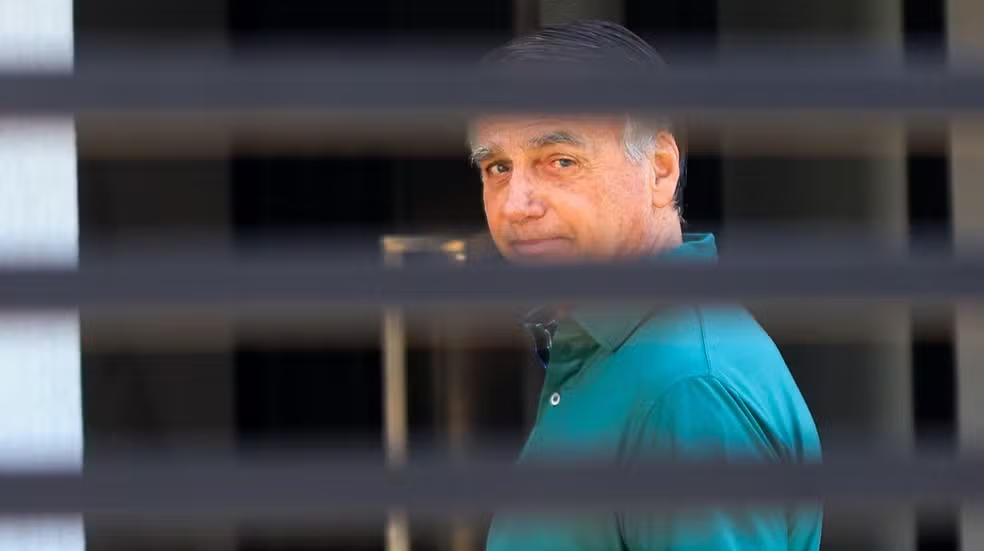 No momento, você está visualizando Defesa de Bolsonaro afirma que equipe desativou arma por precaução médica