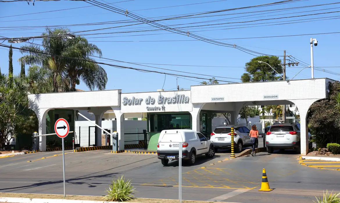 No momento, você está visualizando Defesa de Bolsonaro pede extensão de prisão domiciliar às vésperas do fim do prazo; apreensão de arma gera novo impasse