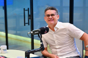 Leia mais sobre o artigo Bastidores de 2026: David Almeida desenha estratégia de blocos e adia definição de vice