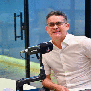 Bastidores de 2026: David Almeida desenha estratégia de blocos e adia definição de vice