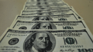 Leia mais sobre o artigo Dólar tem nova queda e renova menor valor do mês a R$ 5,07; Ibovespa opera no zero a zero