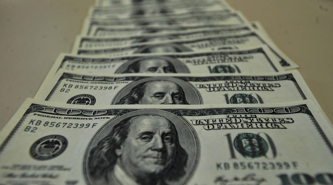 Dólar tem nova queda e renova menor valor do mês a R$ 5,07; Ibovespa opera no zero a zero