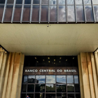 Panorama Econômico: Inflação de 2026 revisada para baixo e os rumos da política monetária