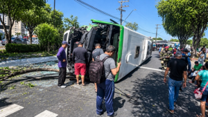 Leia mais sobre o artigo Acidente com ônibus na Avenida São Jorge afeta o trânsito e mobiliza equipes de resgate