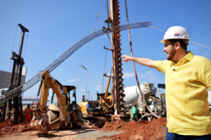 Leia mais sobre o artigo Obras do complexo viário “Passarão” entram em fase decisiva com transporte de grandes estruturas na zona Oeste