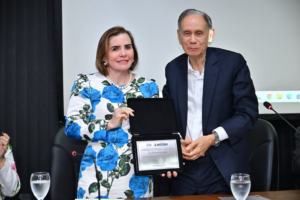 Leia mais sobre o artigo Yara Amazônia Lins, presidente do TCE-AM, é homenageada em evento da Ciama